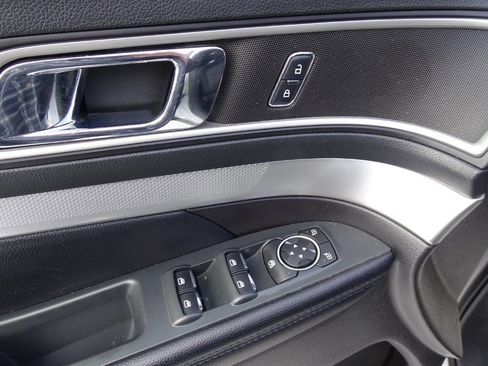 Used 2017 Ford Explorer XLT image 11