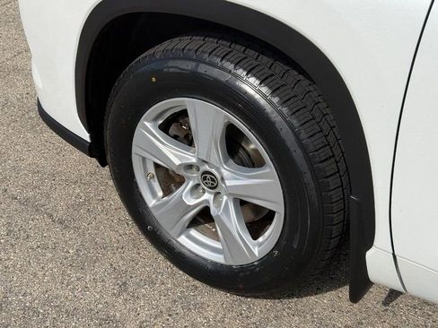 Used 2022 Toyota Highlander LE AWD/4WD image 10
