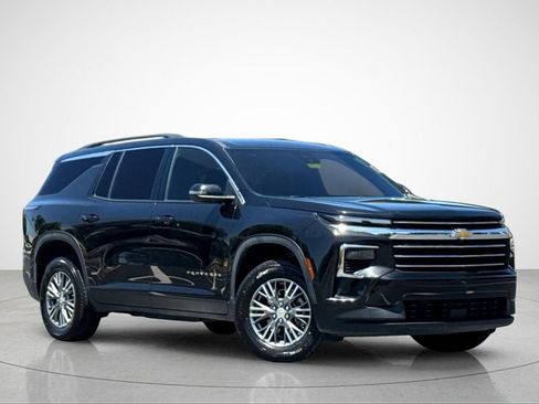 Used 2025 Chevrolet Traverse LT FWD image 2