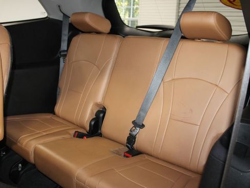Used 2019 Buick Enclave Essence w/ LPO, Luxury Package image 24