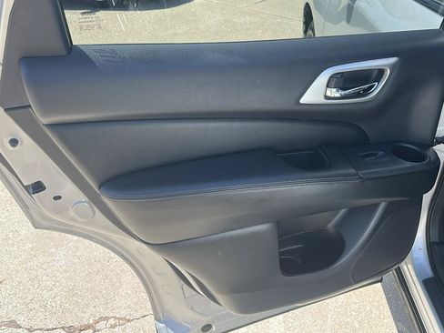 Used 2018 Nissan Pathfinder SV AWD/4WD image 11