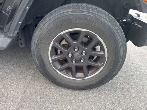 Used 2023 Jeep Gladiator Overland w/ Popular Equipment Package image 3