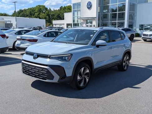 Used 2025 Volkswagen Taos SE AWD/4WD image 7
