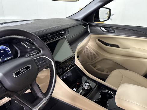 New 2025 Jeep Grand Cherokee Limited image 27