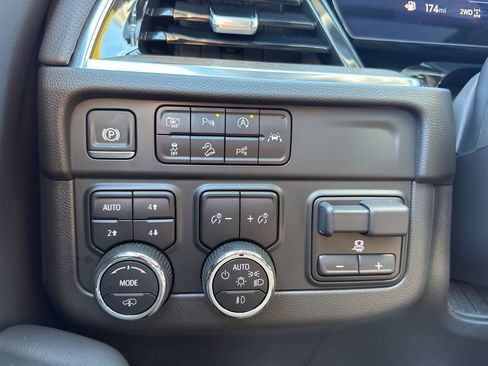 Used 2025 Chevrolet Tahoe High Country AWD/4WD image 8