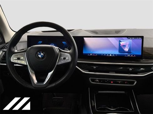 Used 2024 BMW X7 xDrive40i w/ Premium Package image 25