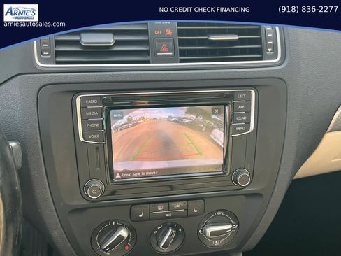 Used 2018 Volkswagen Jetta SE FWD image 12