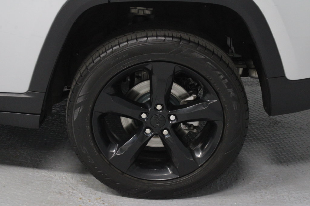 Used 2023 Jeep Grand Cherokee Altitude AWD/4WD image 18