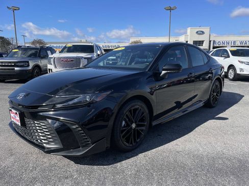 Used 2025 Toyota Camry SE image 9