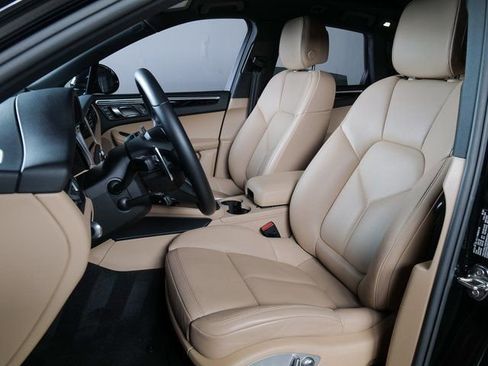 Certified 2025 Porsche Macan image 5