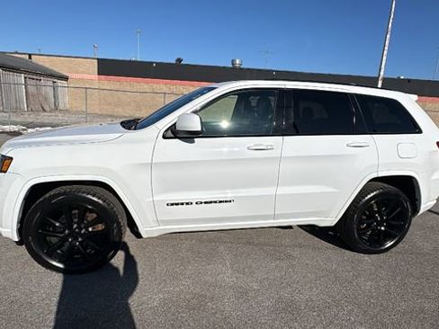 Used 2018 Jeep Grand Cherokee Altitude image 3
