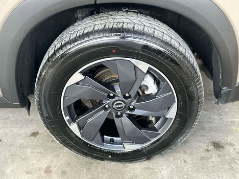 Used 2025 Nissan Rogue SV FWD image 11
