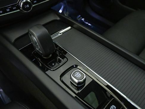 Certified 2025 Volvo XC60 B5 Core AWD/4WD image 20