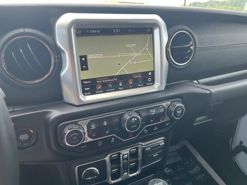 Used 2022 Jeep Wrangler Unlimited Sahara AWD/4WD image 17