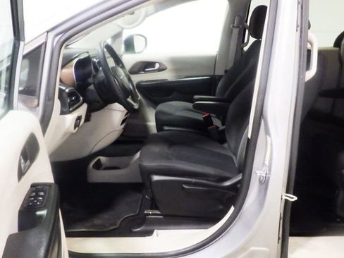 Used 2019 Chrysler Pacifica L FWD image 8