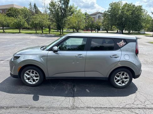Used 2023 Kia Soul LX w/ LX Technology Package FWD image 2