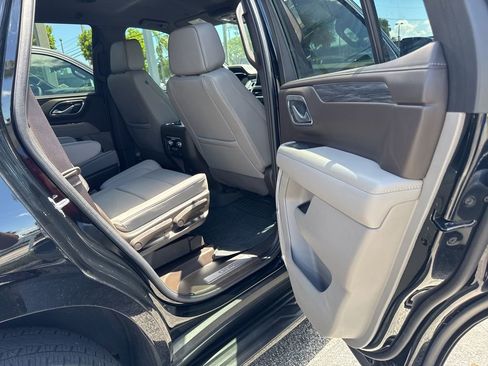 Used 2024 GMC Yukon SLT w/ SLT Luxury Package image 15