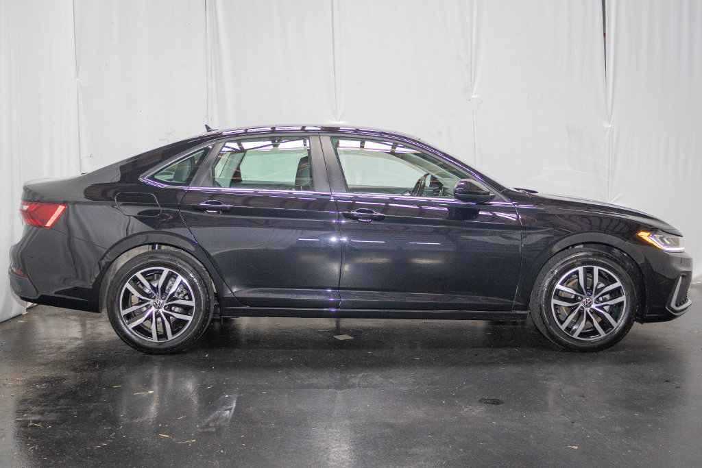 Used 2025 Volkswagen Jetta SE FWD image 4