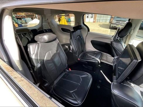 Used 2019 Chrysler Pacifica Limited w/ Tire & Wheel Group image 26