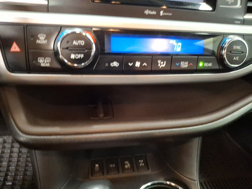 Used 2014 Toyota Highlander Plus AWD/4WD image 25