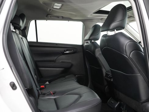 Used 2025 Toyota Highlander XLE AWD/4WD image 14