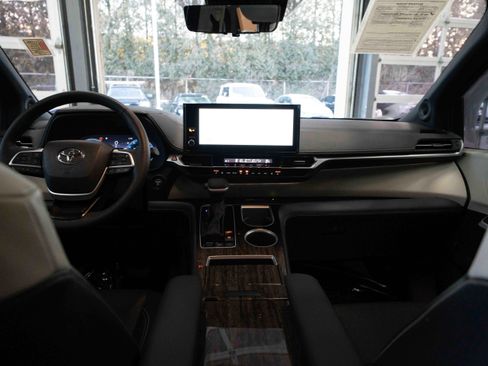 Used 2025 Toyota Sienna Platinum image 20