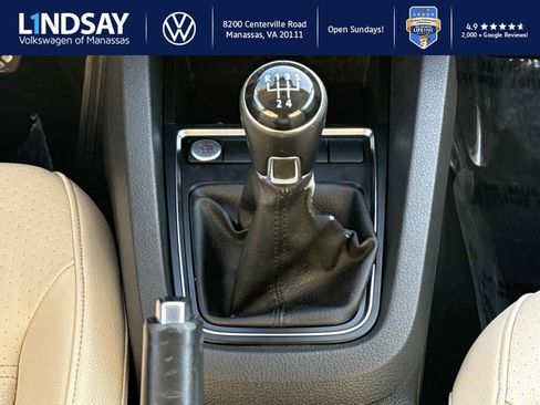 Used 2017 Volkswagen Jetta SE image 16