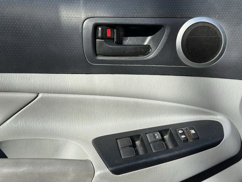 Used 2015 Toyota Tacoma PreRunner image 22