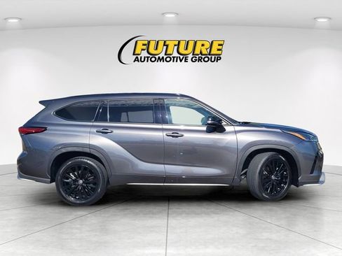 Used 2023 Toyota Highlander XSE FWD image 3