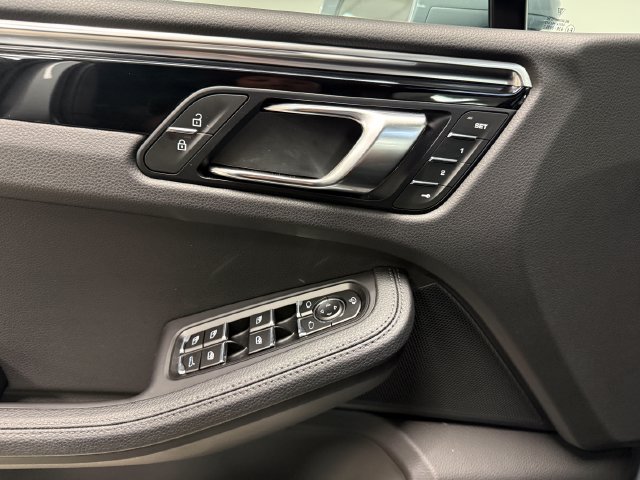 Certified 2024 Porsche Macan AWD/4WD image 38