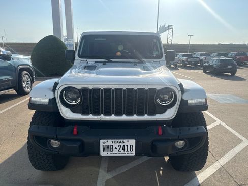 Used 2025 Jeep Wrangler Unlimited Rubicon AWD/4WD image 2