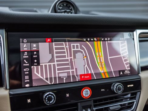 Certified 2025 Porsche Macan image 19