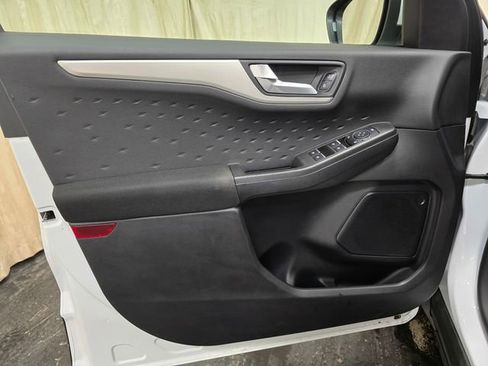 Used 2020 Ford Escape SE image 14