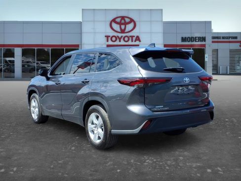 Used 2025 Toyota Highlander LE FWD image 4