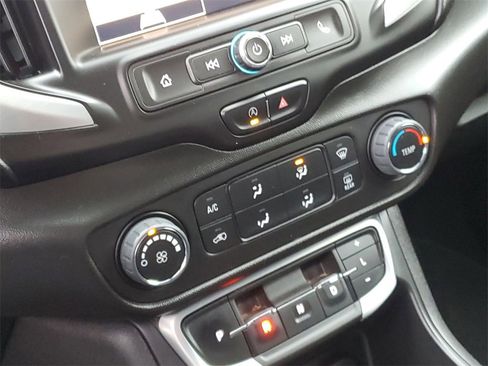 Used 2022 GMC Terrain SLE image 17