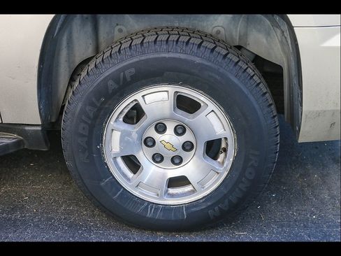 Used 2013 Chevrolet Suburban LT RWD image 8