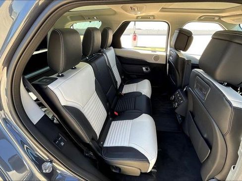 New 2025 Land Rover Discovery Metropolitan Edition image 11