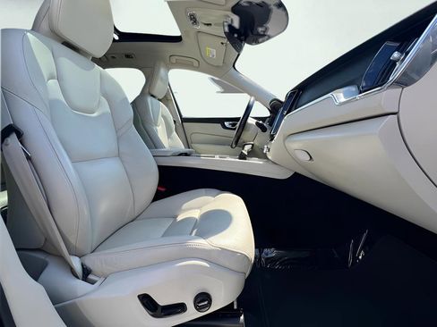 Used 2020 Volvo XC60 T5 Momentum image 28