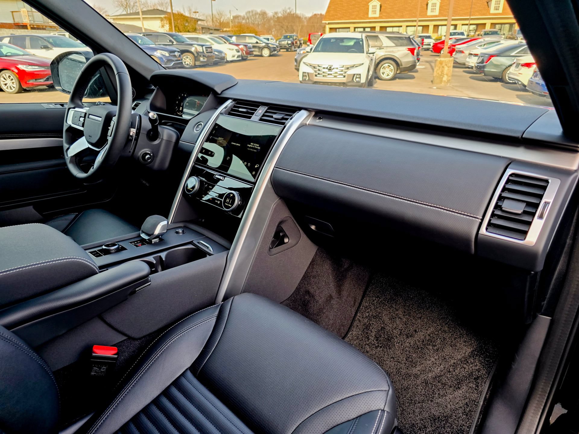 Used 2025 Land Rover Discovery Dynamic SE AWD/4WD image 9