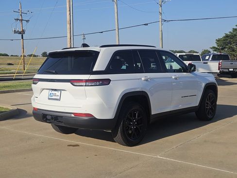 Used 2026 Jeep Grand Cherokee Altitude AWD/4WD image 7