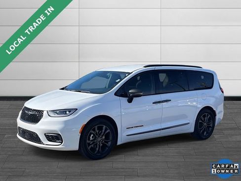 Used 2024 Chrysler Pacifica Touring-L w/ Road Tripper Package image 7