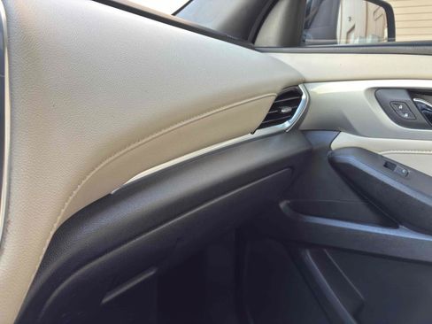 Used 2022 Chevrolet Traverse LS FWD image 31