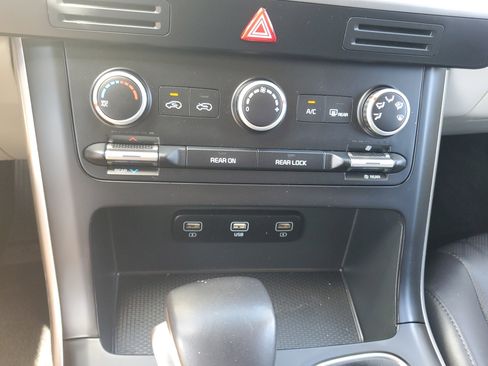 Used 2022 Kia Carnival LX image 25