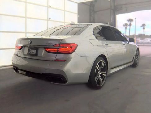 Used 2018 BMW 750i w/ Executive Package RWD image 3