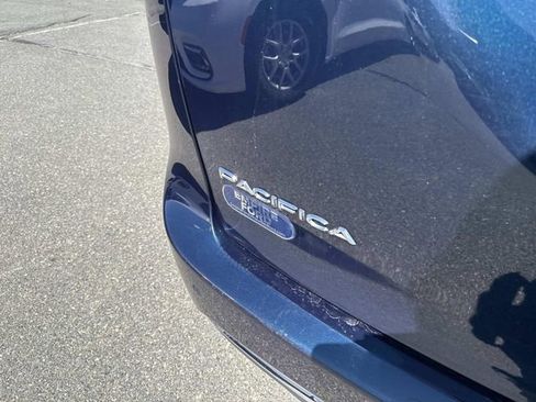 Used 2024 Chrysler Pacifica Limited FWD image 5