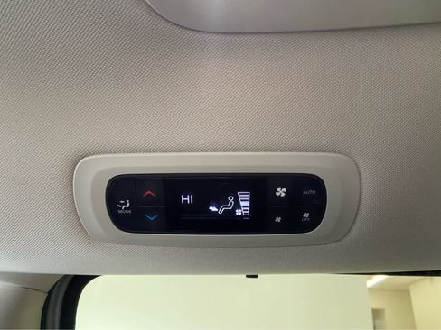 Used 2024 Chrysler Pacifica Touring-L image 17