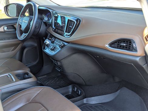 Used 2019 Chrysler Pacifica Limited image 26