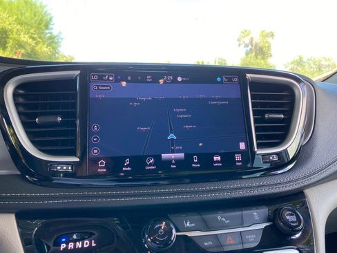 Used 2024 Chrysler Pacifica Limited FWD image 57