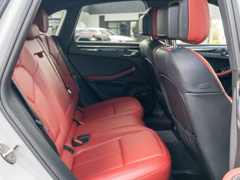 Used 2025 Porsche Macan AWD/4WD image 42