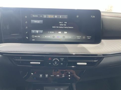 Certified 2025 Nissan Kicks SR image 16